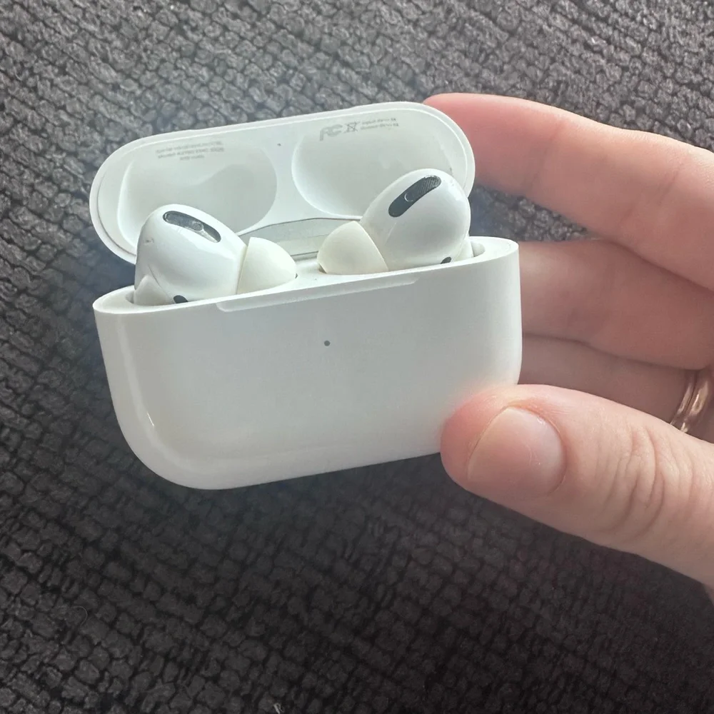 Apple Wireless Earbuds in White Case